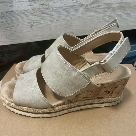 LifeStride Women's Cream Wedge Sandals - Picture 4 of 9